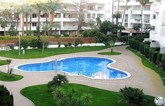 Bonito apartamento moderno, con amplia terraza y piscina