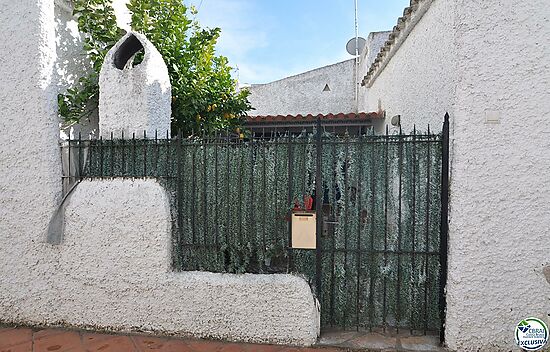House located in Santa Margarita, Roses with communal pool.