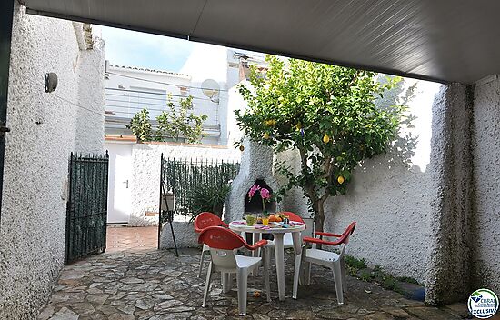 Maison située à Santa Margarita, Roses avec piscine commune.