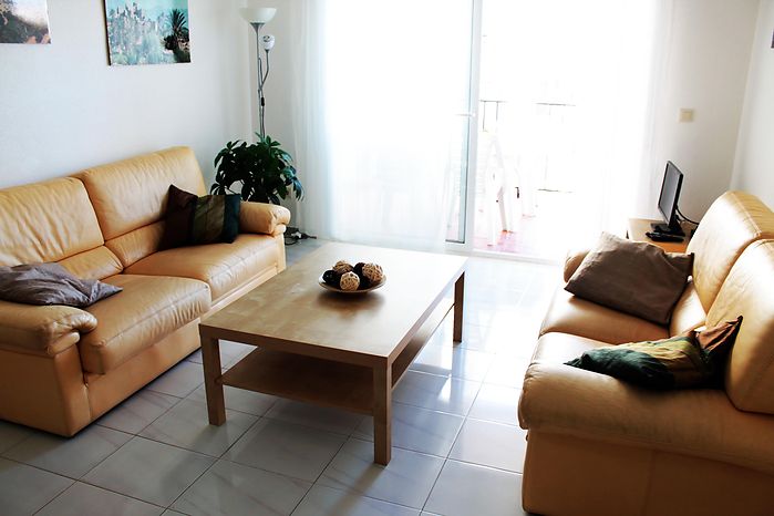 Apartamento, en alquiler con vistas al canal y piscina en Empuriabrava