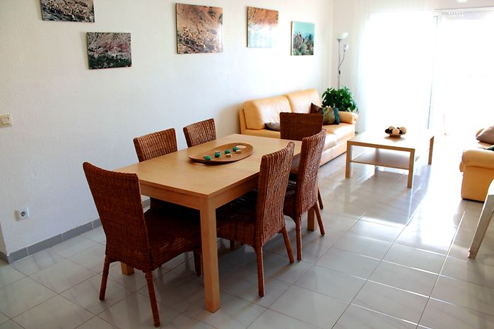 Apartment, for rent, in Empuriabrava with canal view and swimming pool ref 232