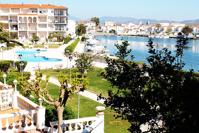 Attitude Services : Empuriabrava apartamento, en alquiler, con vistas al canal y piscina 