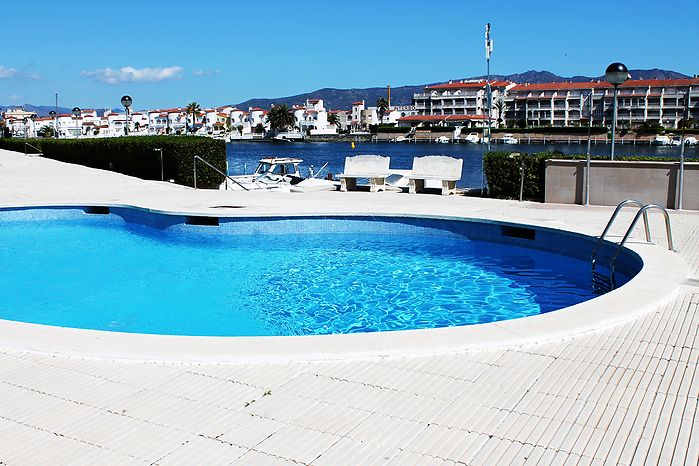 Apartamento, en alquiler con vistas al canal y piscina en Empuriabrava