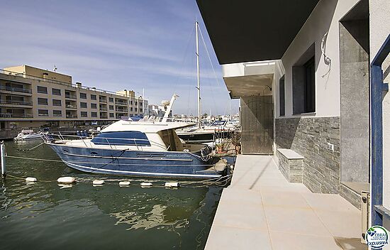 Maison de nouvelle construction au canal avec vue,  garage, piscine et amarre 12x5,80 m