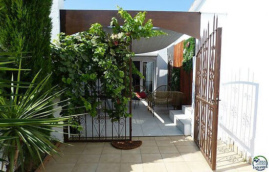House in Empuriabrava for sale with swimming pool and 3 bedrooms