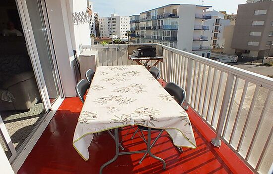 2 bedroom apartment located 100 meters from the beach