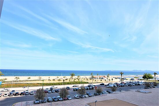 Luxury flat near the beach with sea views and swimming pool for rent in Empuriabrava