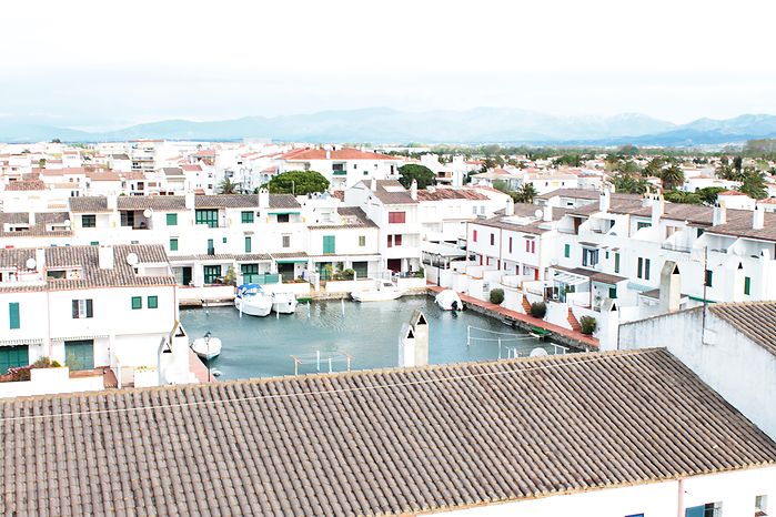 Apartment in Empuriabrava, for rent, with large terrace and with canal view ref 238
