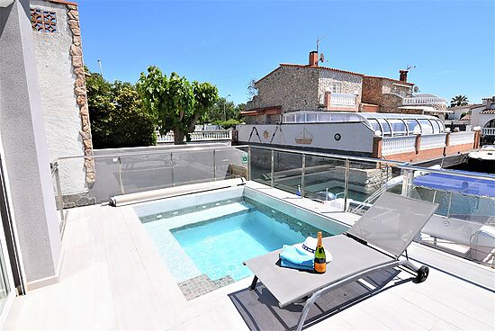 Very modern house on the canal with 10m mooring, jacuzzi and wifi for rent in Empuriabrava