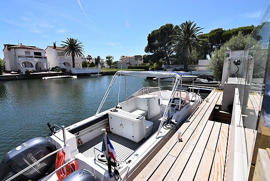 Very modern house on the canal with 10m mooring, jacuzzi and wifi for rent in Empuriabrava