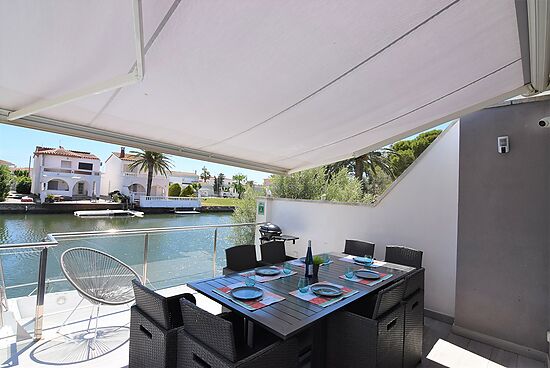 Very modern house on the canal with 10m mooring, jacuzzi and wifi for rent in Empuriabrava