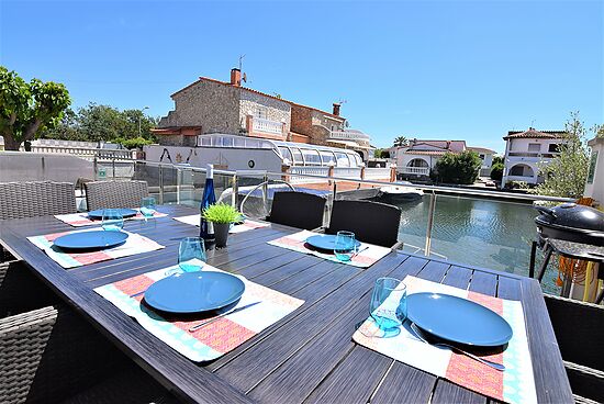 Casa muy moderna al canal con amarre 10m , jacuzzi y wifi en alquiler en Empuriabrava