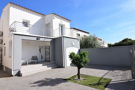 Very modern house on the canal with 10m mooring, jacuzzi and wifi for rent in Empuriabrava