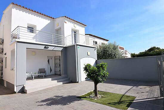 Casa muy moderna al canal con amarre 10m , jacuzzi y wifi en alquiler en Empuriabrava