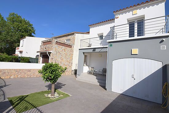 Very modern house on the canal with 10m mooring, jacuzzi and wifi for rent in Empuriabrava