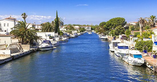 Casa muy moderna al canal con amarre 10m , jacuzzi y wifi en alquiler en Empuriabrava