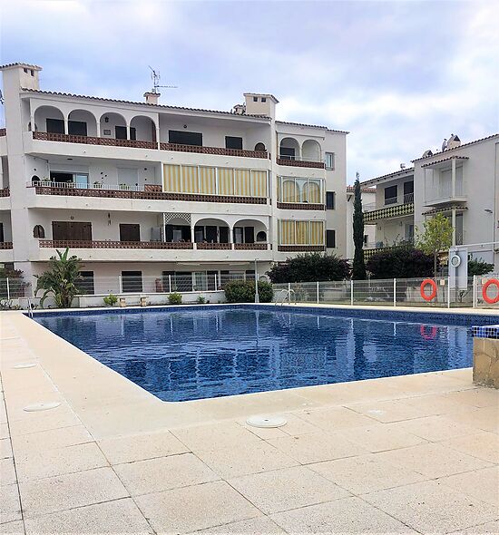 3 bedroom flat with parking and swimming pool