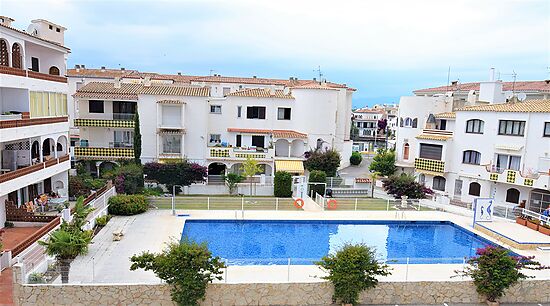 3 bedroom flat with parking and swimming pool