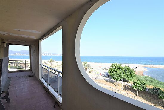 Empuriabrava ,  apartment for sale in first line of the sea  with   2 large terraces