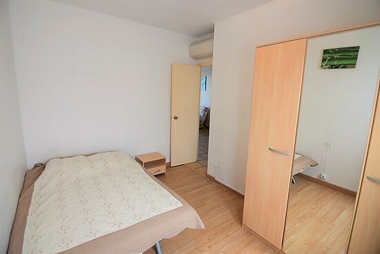 Apartamento, en alquiler, todo equipado en Empuriabrava con vistas al canal y garaje.