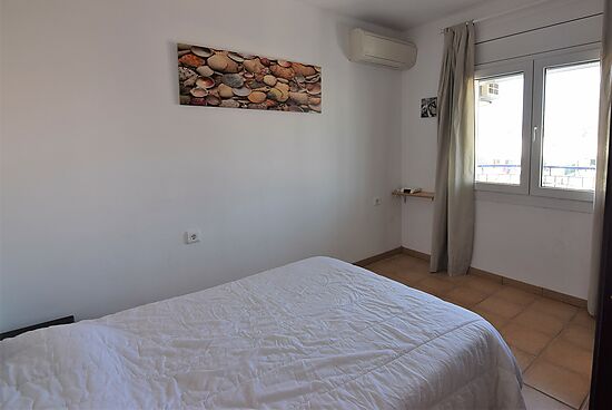 Joli appartement, en location, tout équipé à Empuriabrava avec vue sur le canal et garage.