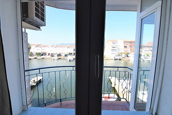 Apartamento, en alquiler, todo equipado en Empuriabrava con vistas al canal y garaje.