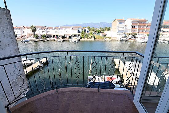 Apartamento, en alquiler, todo equipado en Empuriabrava con vistas al canal y garaje.