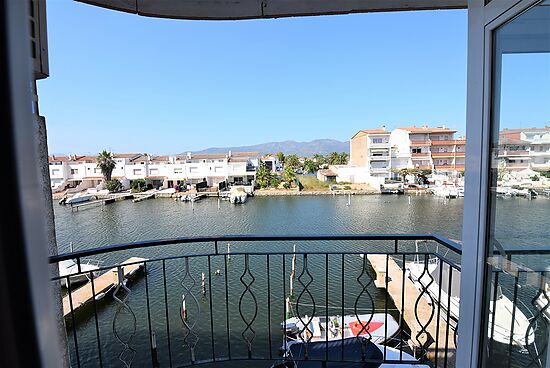 Joli appartement, en location, tout équipé à Empuriabrava avec vue sur le canal et garage.