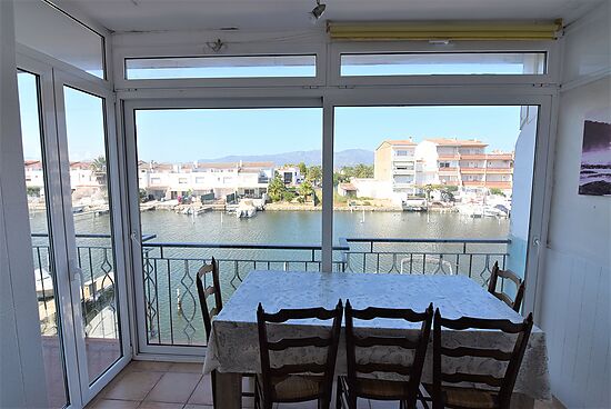 Joli appartement, en location, tout équipé à Empuriabrava avec vue sur le canal et garage.