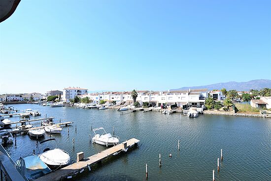 Joli appartement, en location, tout équipé à Empuriabrava avec vue sur le canal et garage.