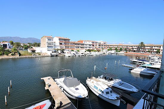 Apartamento, en alquiler, todo equipado en Empuriabrava con vistas al canal y garaje.