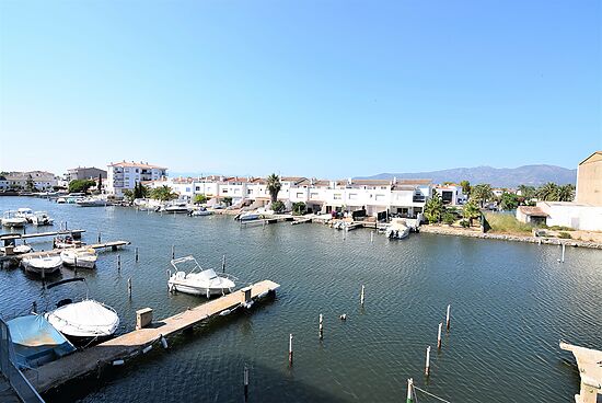 Joli appartement, en location, tout équipé à Empuriabrava avec vue sur le canal et garage.