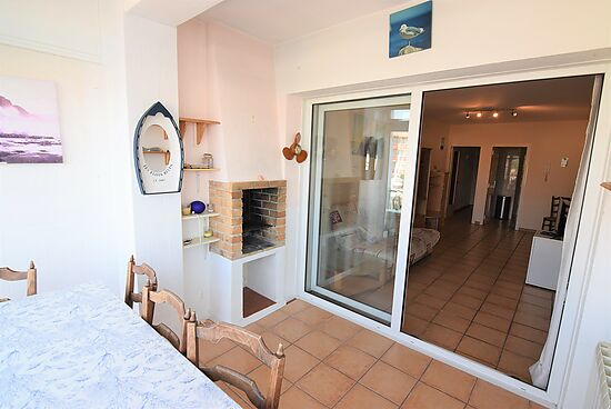 Joli appartement, en location, tout équipé à Empuriabrava avec vue sur le canal et garage.