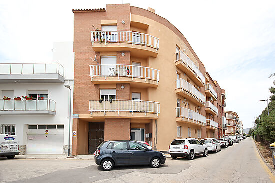 Apartment in Roses, in the quiet Mas Mates Urbanization.