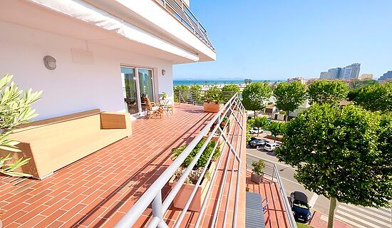 Bel et spacieux appartement près de la plage - 2 chambres - terrasse de 45m2 - Centre d'Empuriabrava
