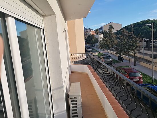 Beautiful and spacious renovated apartment in Roses, near the center and the beach