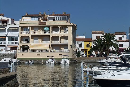 Flat with canal views and close to the beach for rent in Empuriabrava