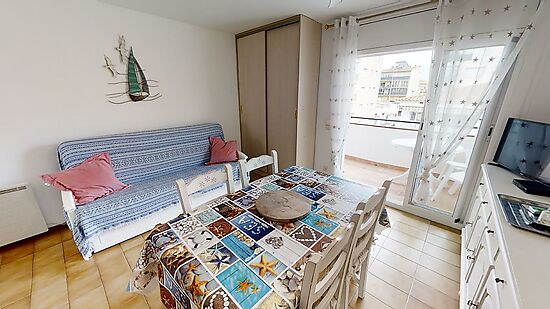 One-bedroom flat 200m from the beach with private parking