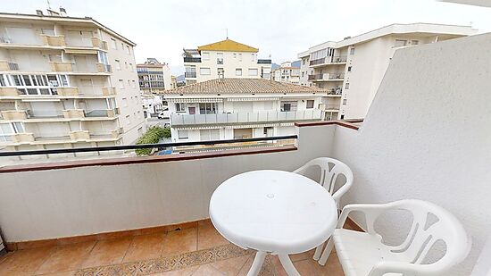 One-bedroom flat 200m from the beach with private parking