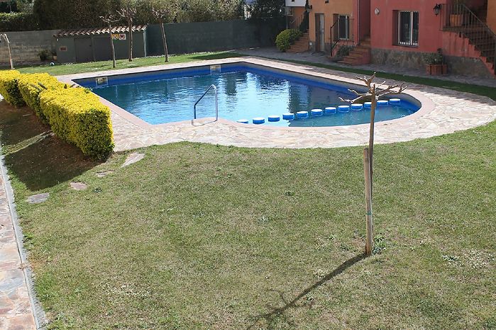 Empuriabrava, en location, jolie villa mitoyenne avec piscine communautaire et jardin  proche plage 
