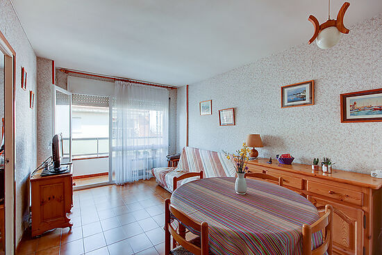 One bedroom apartment in the center of Roses near the beach