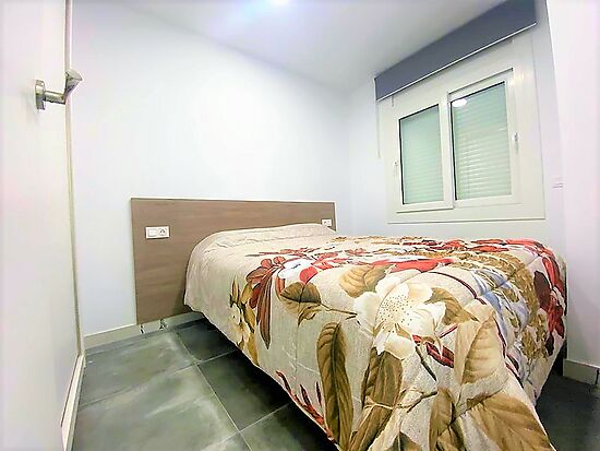 Apartamento totalmente renovado situado a 1500 metros de la magnífica playa de Empuriabrava.