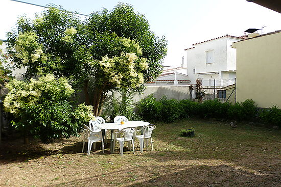 Apartment in Requesens for sale, first floor, private land to build swimming pool, south side