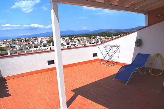 Flat with large terrace and views to the canal for rent in Empuriabrava