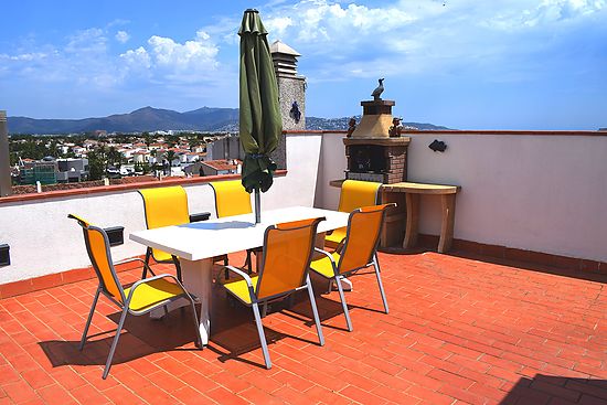 Apartment in Empuriabrava, for rent, with large terrace and with canal view ref 238