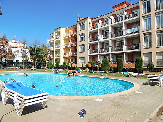 Bel appartement entièrement rénové avec piscine commune et belles vues