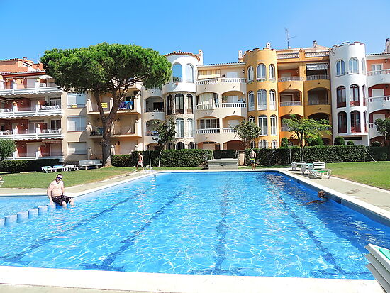 Bel appartement entièrement rénové avec piscine commune et belles vues