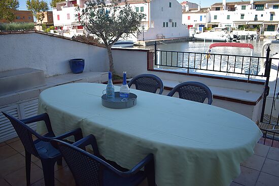 Empuriabrava, for rent, house with private mooring, 8 persons, parking place