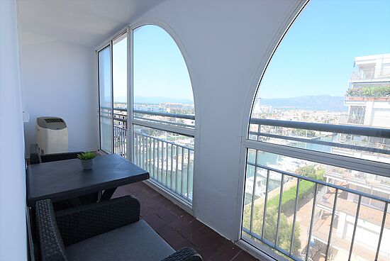 Apartament for 4 people, large terrace with canal and sea views in front line beach for rent in Empu