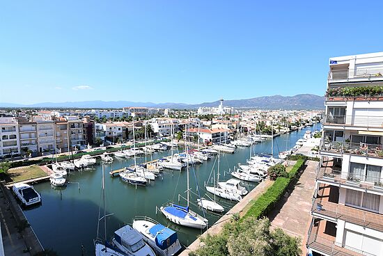 Appartement pour 4 personnes, grande terrasse avec vue sur le canal et la mer en première ligne de p